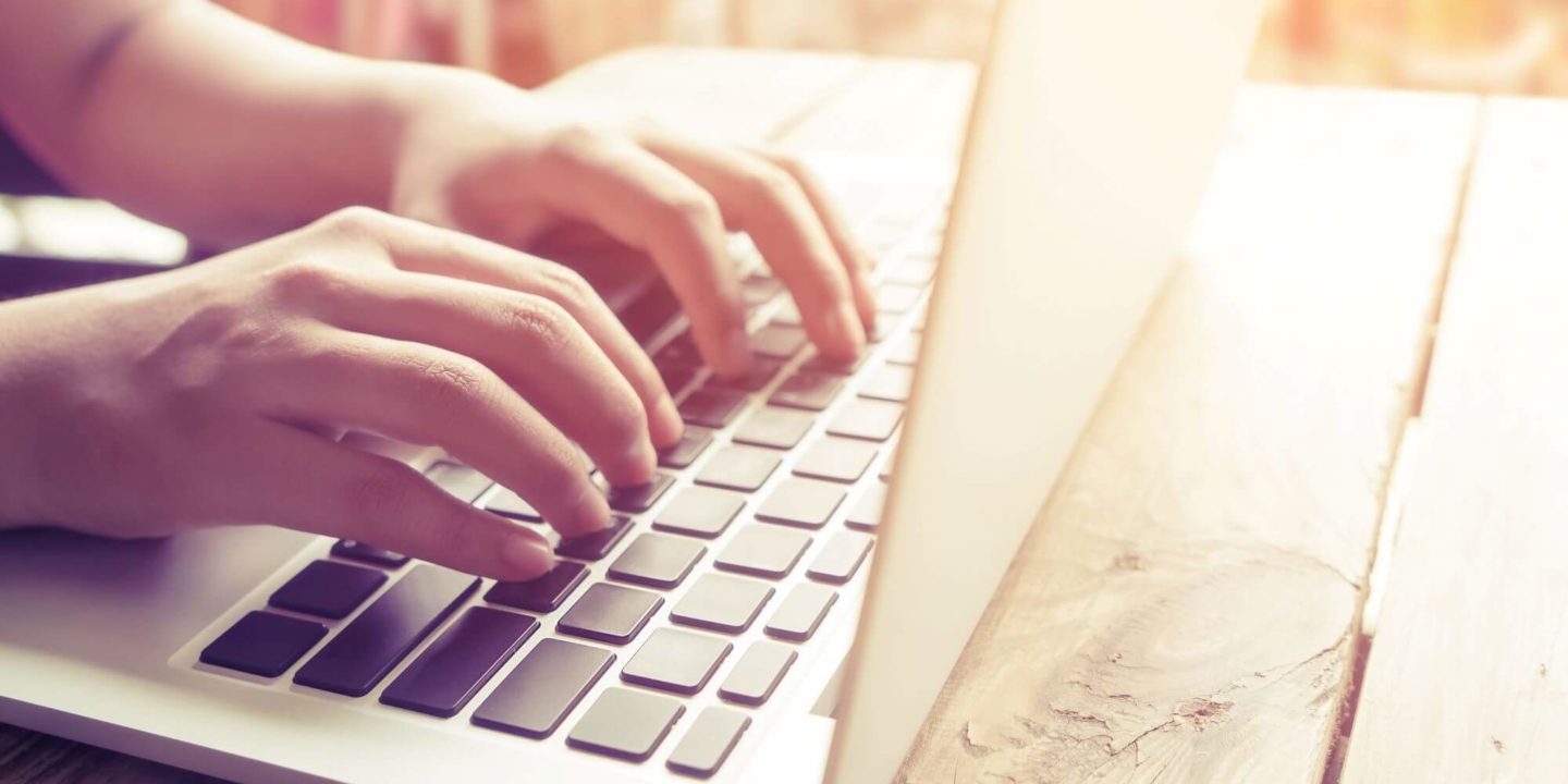 Mãos Sobre Notebook